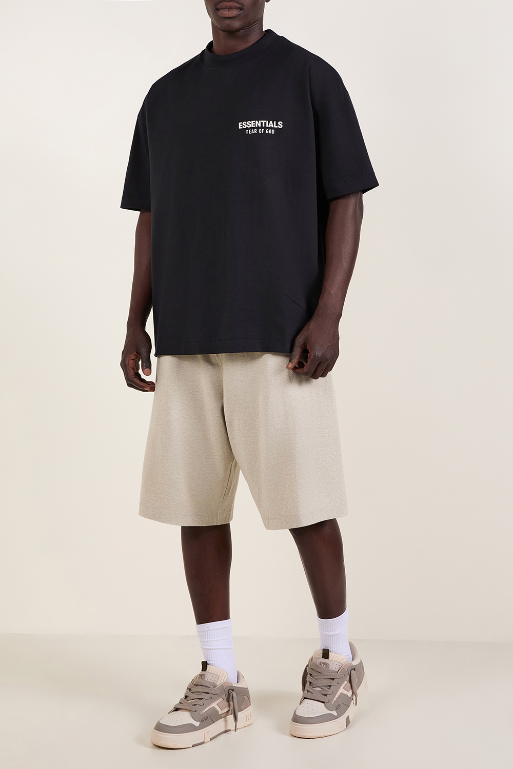 תמונת כל הלוק של מכנסיים קצרים